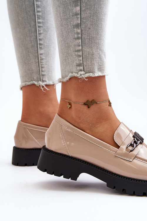 Жіночі лаковані лофери на плоскій підошві бежеві Ezoma