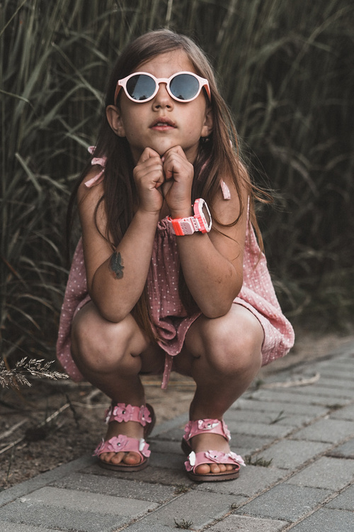 Рожеві лаковані дитячі босоніжки Tinette, прикрашені квітами