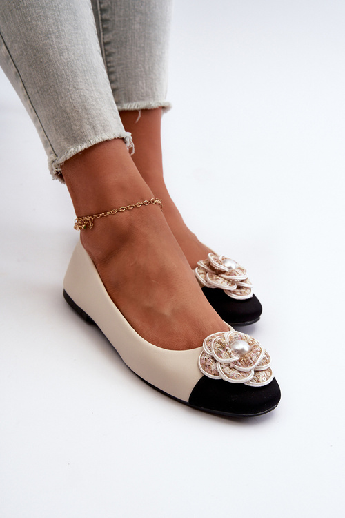 Жіночі туфлі-балетки з бежевої екошкіри з декоративною деталлю Divinella