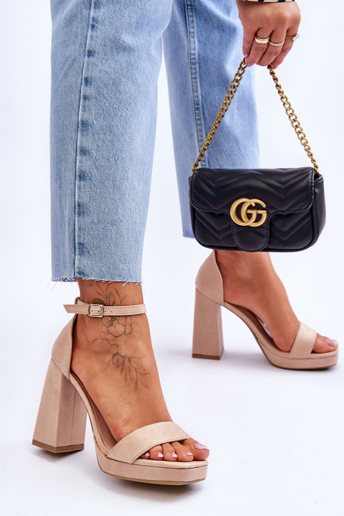 Модні замшеві босоніжки на квадратному каблуці бежеві Merila