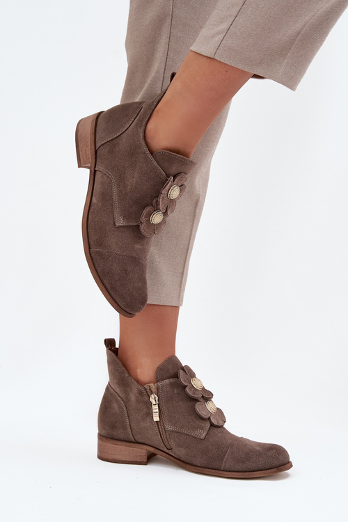 Замшеві жіночі туфлі з декоративними квітами Zazoo 3080 темно бежеві