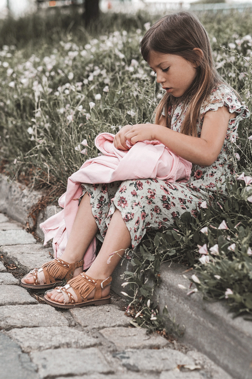 Дитячі босоніжки на липучці з китицями коричневого кольору Missy