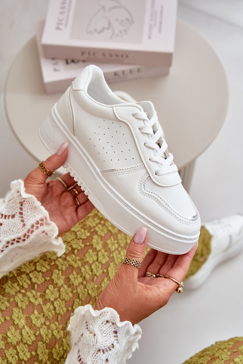 Жіночі кросівки на платформі з декоративною шнурівкою білого кольору Mistra