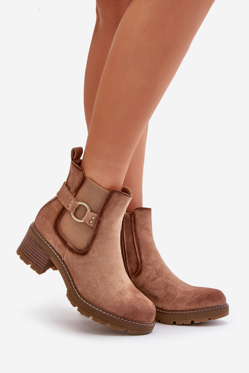 Жіночі утеплені ботильйони на каблуці та золотистих деталях із еко-замші світло-коричневого кольору