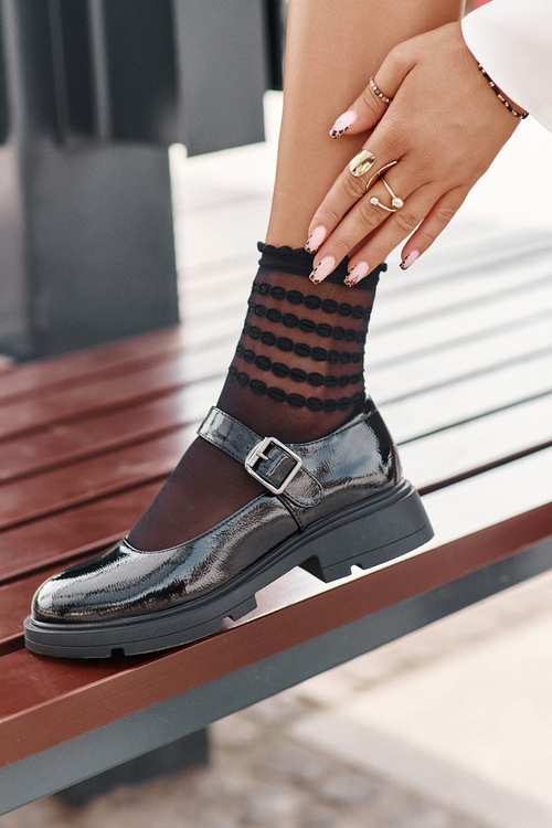 Лаковані жіночі туфлі з ремінцем чорні Vinceza 62179