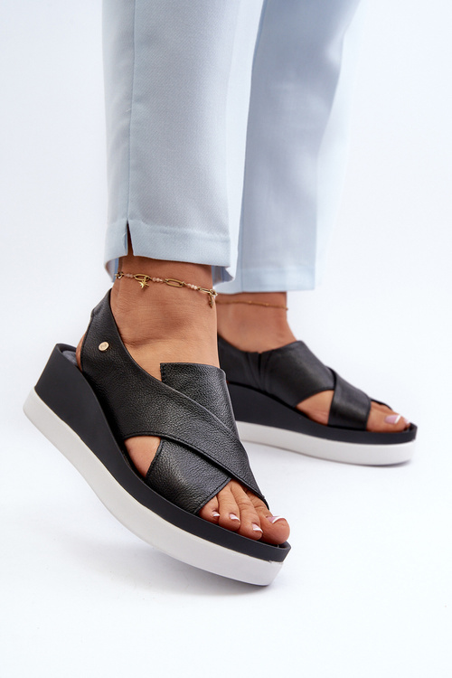 Чорні шкіряні босоніжки на танкетці Zazoo 40256