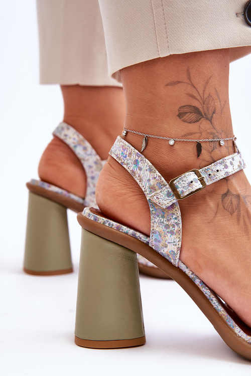 Шкіряні босоніжки на підборах Maciejka 06029-24 біло-зелені