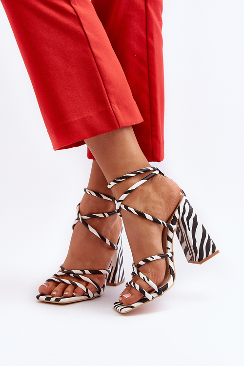 Модні чорно-білі босоніжки Josette на високих підборах