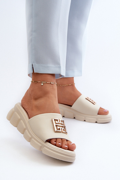 Жіночі шкіряні сліпони з золотим декором на танкетці Vinceza 41444 Бежеві