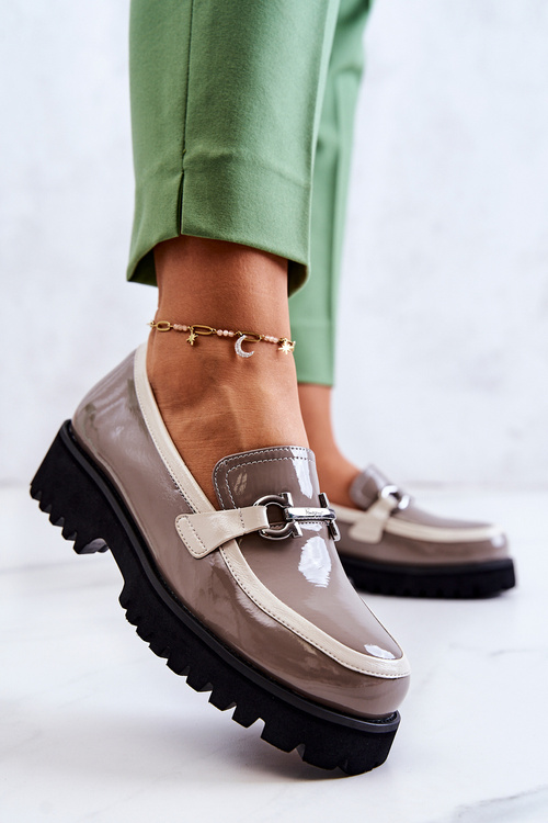 Жіночі лофери лаковані бежево-білі Cassida