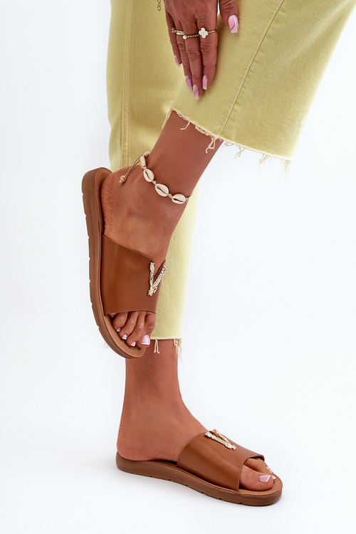 Жіночі босоніжки на плоскій підошві з декором з екошкіри коричневого кольору Makia