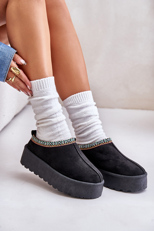 Жіночі тапочки на платформі з вишивкою чорного кольору Neroma