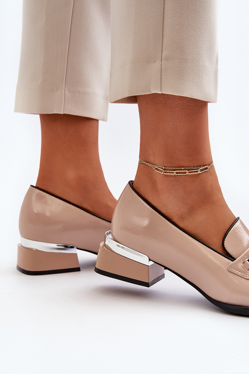 Жіночі бежеві лаковані туфлі на низькому каблуці Albreide