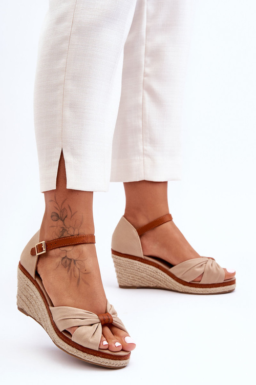 Босоніжки на танкетці бежеві Artista