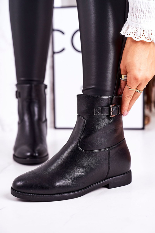 Жіночі утеплені чоботи з пряжкою чорного кольору