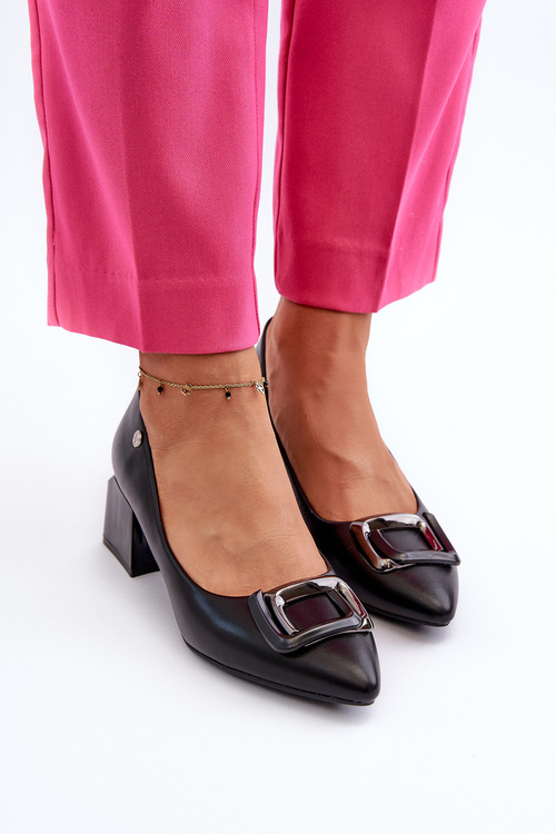 Чорні туфлі зі штучної шкіри на каблуці та прикрасі Sarala