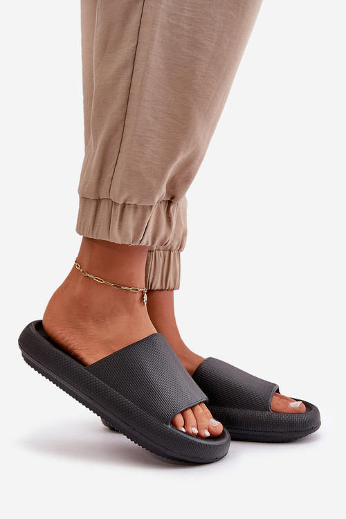 Жіночі легкі поролонові тапочки на товстій підошві чорного кольору Querceria