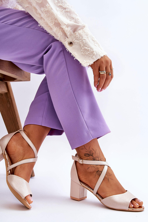 Жіночі шкіряні босоніжки на низькому каблуці золоті Quinn