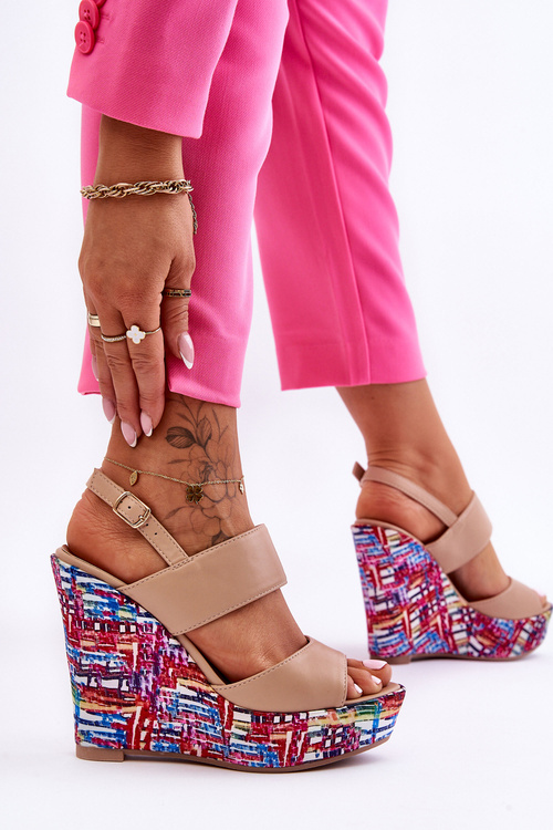 Жіночі босоніжки на танкетці бежеві Calderia