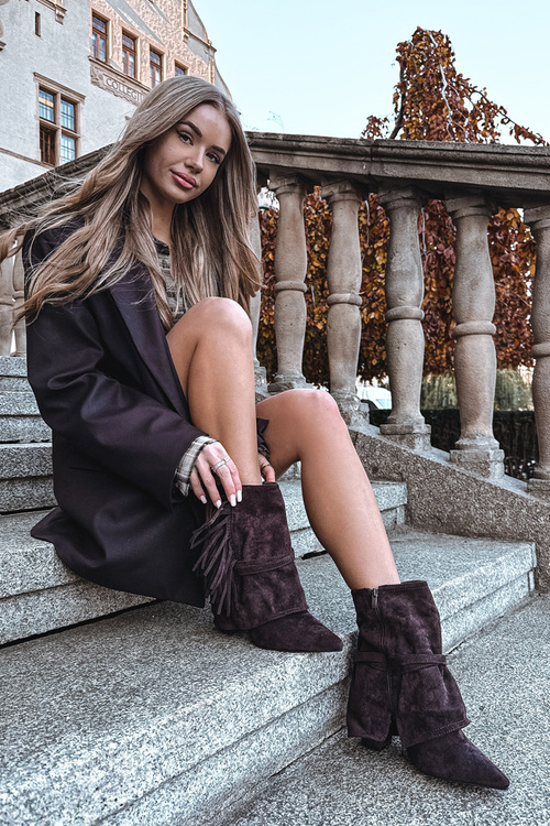 Жіночі ботфорти на підборах з бахромою та золотими пряжками шоколадні Evelisse