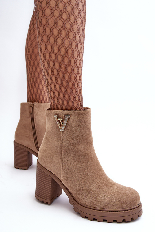 Жіночі замшеві чоботи на підборах з декором бежеві міцні