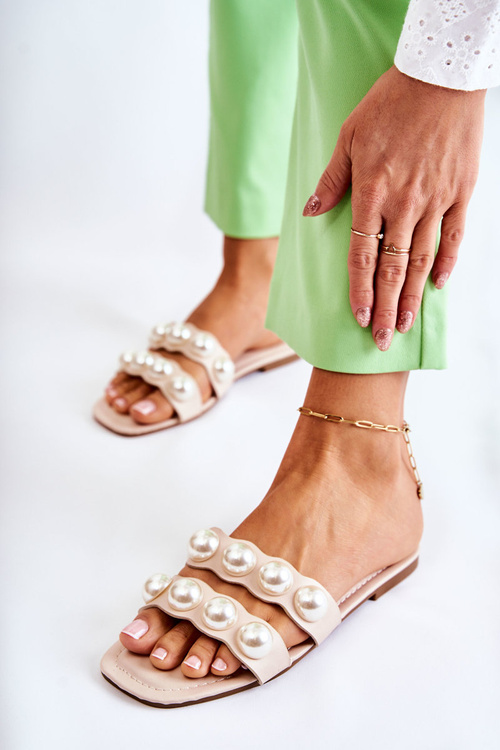 Жіночі шкіряні тапочки з декоративними перлами бежеві Lasello