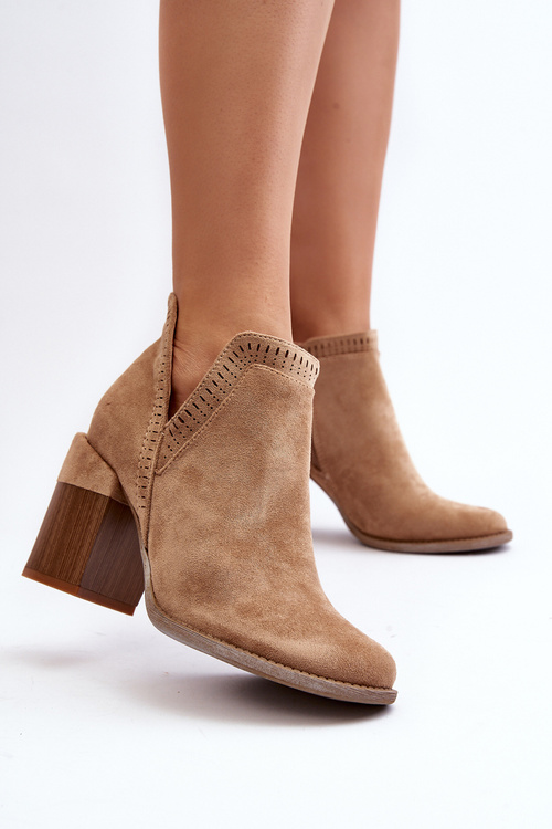 Ботильйони на масивному каблуці з вирізом світло-бежевого кольору Jolnima