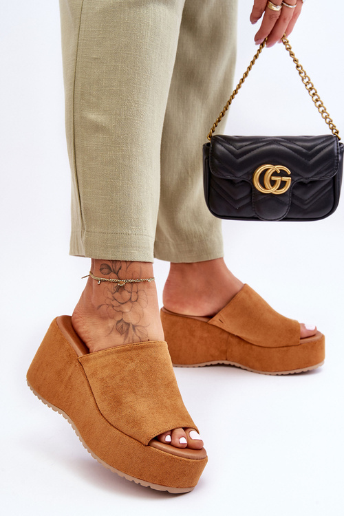 Жіночі тапочки на масивній платформі Camel Martina