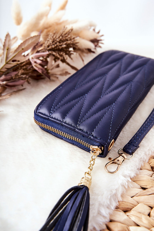 Великий темно-синій стьобаний гаманець на блискавці з ремінцем