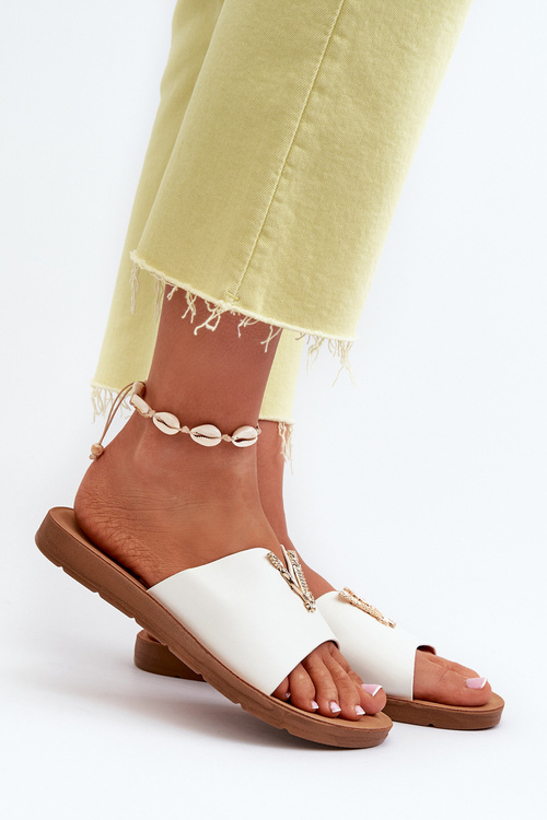 Жіночі босоніжки на плоскій підошві з оздобленням з екошкіри білі Makia