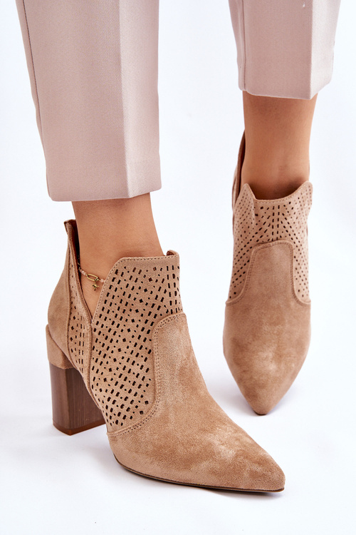 Модні замшеві ажурні чоботи на підборах бежеві Genevi