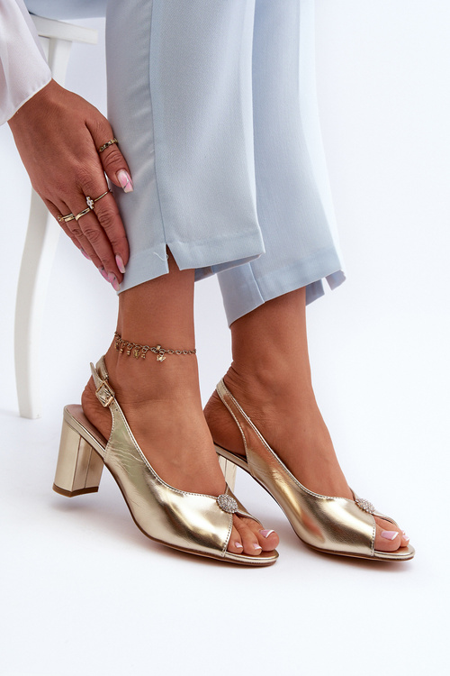 Елегантні босоніжки на підборах із золотим декором Trasea