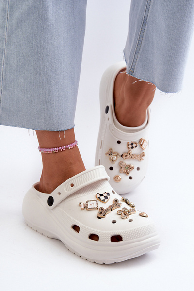 Жіночі легкі поролонові шльопанці на товстій підошві та декоративних шпильках білого кольору Effiora