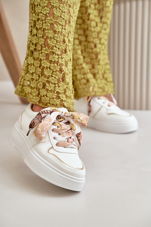 Жіночі кросівки на платформі з декоративною шнурівкою білого кольору Mistra