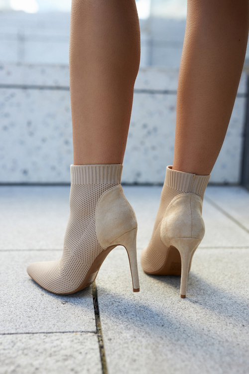 Чоботи Жіночі З Носком На Високому Каблуці Бежеві Вчорашні