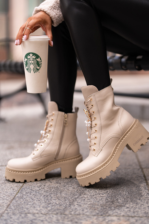 Шкіряні робочі ботильйони жіночі з метеликом, бежевий CheBello 4590