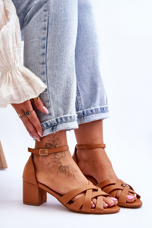 Зручні босоніжки на низькому каблуці Camel Camelia