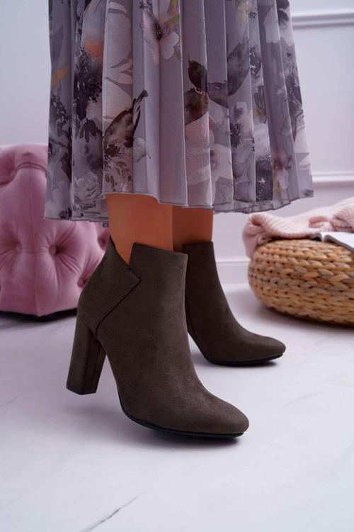 Жіночі чоботи на шпильці замшеві хакі з оборками