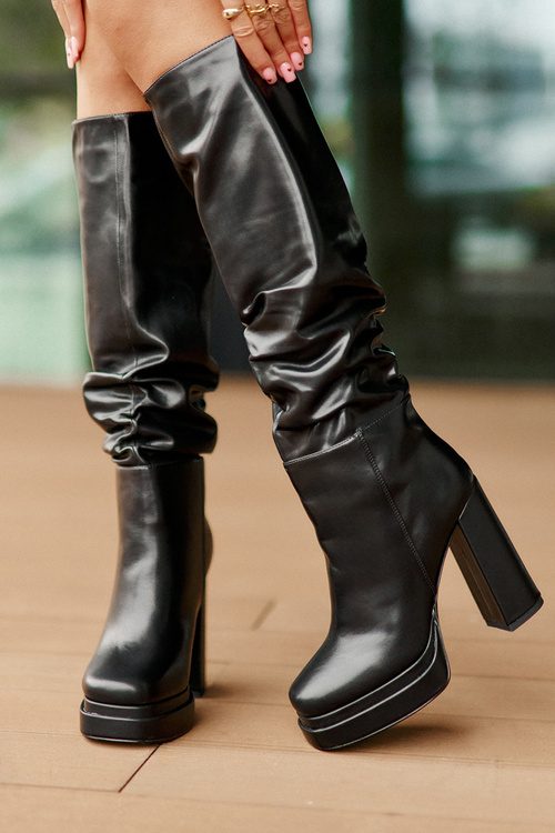 Ботильйони на підборах і платформі зі збором утеплені чорного кольору Beridra