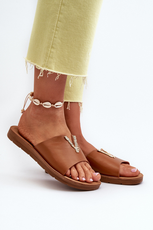 Жіночі босоніжки на плоскій підошві з декором з екошкіри коричневого кольору Makia