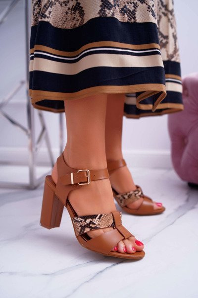 Жіночі елегантні босоніжки на шпильці верблюжого кольору