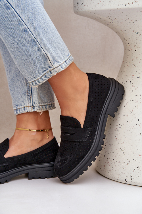 Перфоровані лофери на плоскому каблуці чорні Inestelle