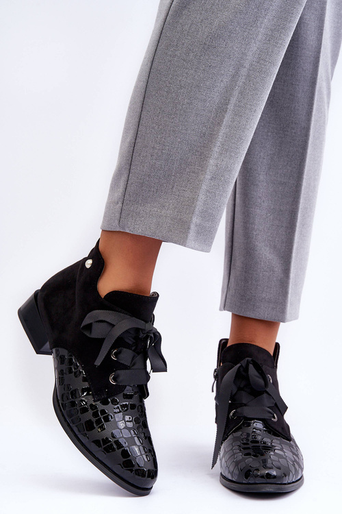 Жіночі туфлі на плоскій каблуці зі шнурівкою чорного кольору Meroni