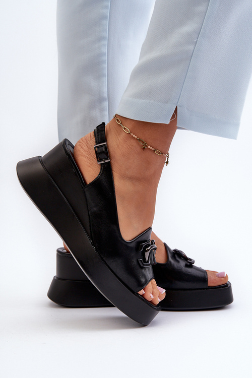 Жіночі босоніжки на платформі та танкетці з чорними прикрасами Janesca