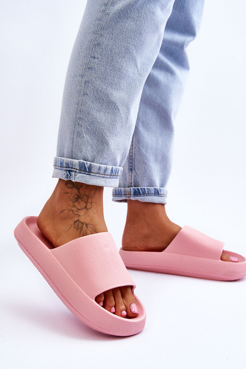 Модні світлі шльопанці на масивній підошві рожевого кольору Rebel