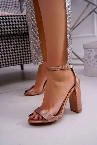 Жіночі босоніжки на шпильці переливаються бензинового кольору шампанського