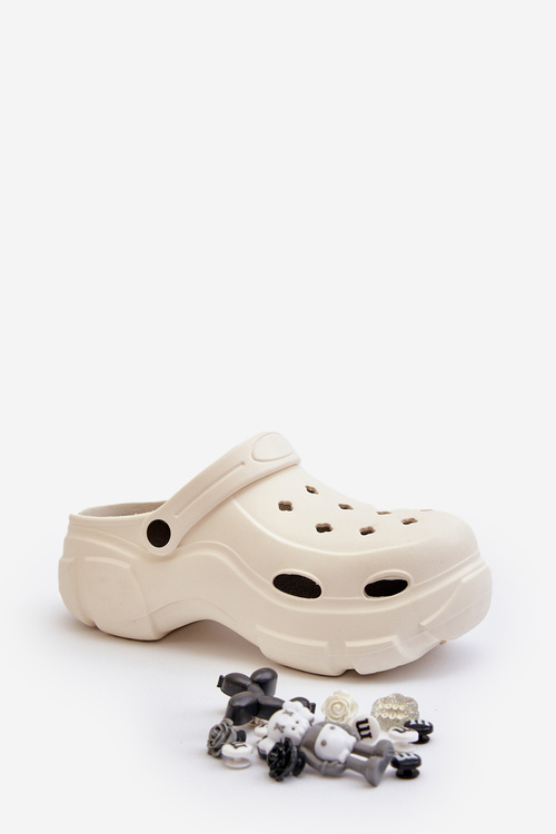 Жіночі легкі пінопластові шорти на масивній підошві білого кольору Matirra