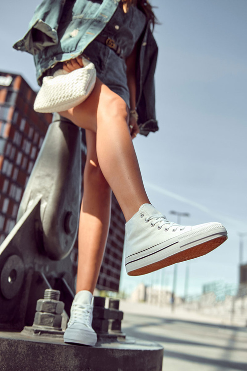 Класичні високі кросівки білі Volterro