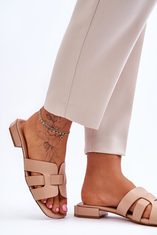 Класичні жіночі шкіряні тапочки бежеві Fendy