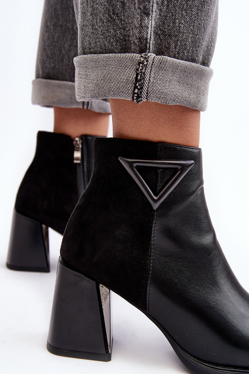 Жіночі шкіряні чоботи на каблуці D&A CR8171 Чорні